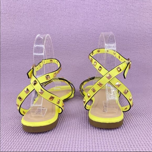Bamboo Kick 62 Pyramid Stud Gladiator Sandals 6.5 Yellow Square Toe - Picture 4 of 11